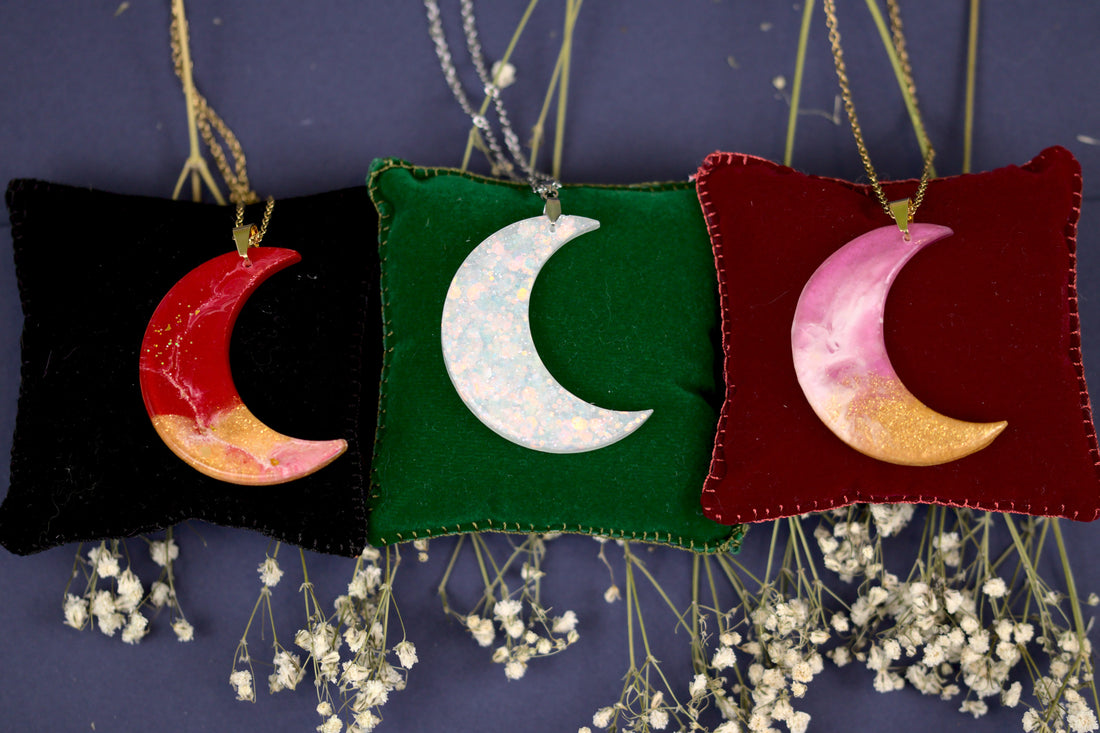 colier luna, luna, luna plina, semiluna, colier in forma de luna, celestia handmade, colier handmade