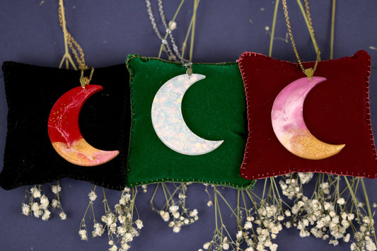 colier luna, luna, luna plina, semiluna, colier in forma de luna, celestia handmade, colier handmade